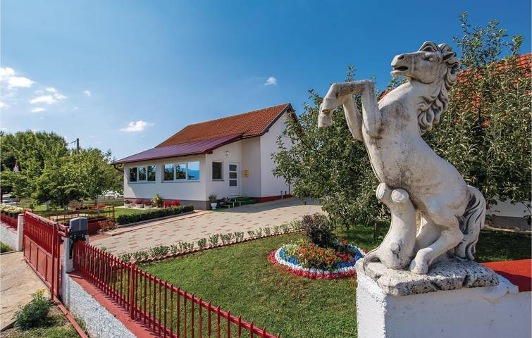 Geräumige 2-Zimmer-Oase mit Pool und Terrasse, nur wenige Schritte vom Fluss Jadova entfernt in Gospitsch, Lika-Senj
