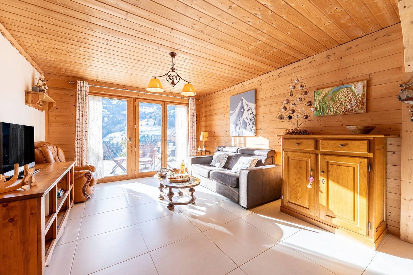 Appartement entier, Chalet 'Tié No Appartement Chaleureux' avec vue sur la montagne, terrasse privée et Wi-Fi in Manigod, Région d'Annecy