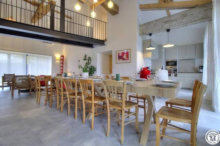 Location de vacances pour 15 personnes, avec jacuzzi et jardin dans Baneins