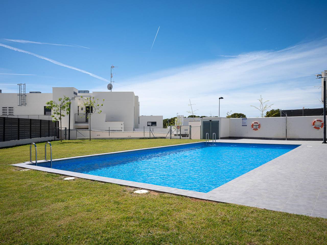 Apartamento entero, Apartamento moderno con A/A, piscina y parking a 190m de la playa Cala Canyadell in Altafulla, Costa Dorada