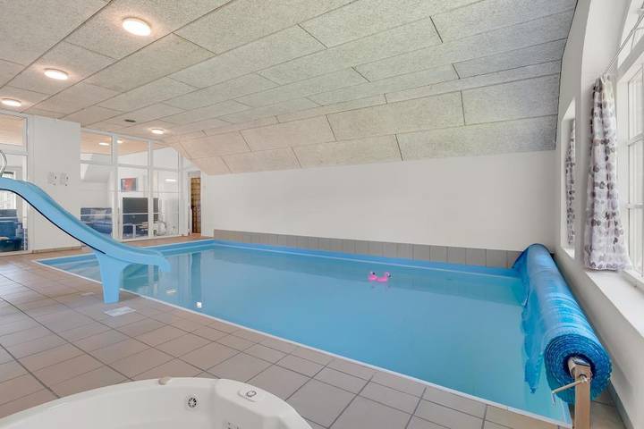 Øvej 18 er et Luksus poolsommerhus med hund tilladt og ugeneret grund in Ulfborg, Holstebro Kommune