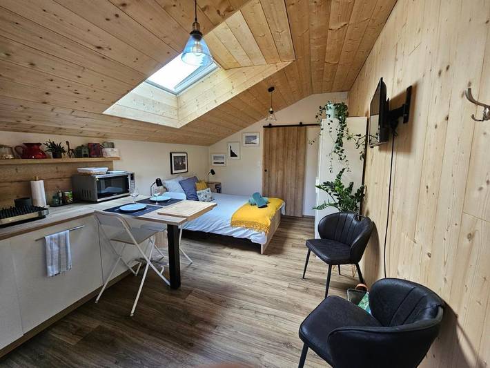 Gîte pour 2 personnes, avec vue et jardin dans Les Premiers-Sapins