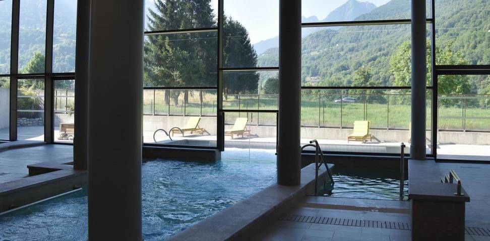 Parc de vacances pour 2 personnes, avec Balcon et Jacuzzi ainsi que Jardin et Piscine dans les Pyrénées
