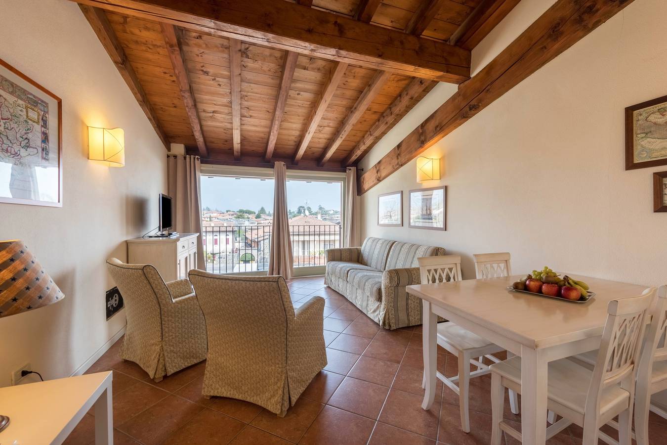 Appartamento intero, Appartamento 'Antica Torre Byron' con piscina condivisa, Wi-Fi e aria condizionata in San Felice del Benaco, Prealpi Gardesane