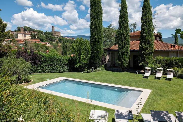 Villa per 12 persone, con giardino e idromassaggio nonché terrazza in Poppi