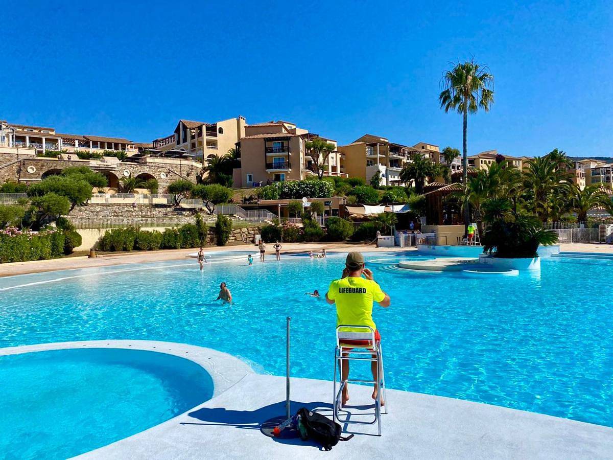 Appartement entier, Superbe duplex T3 climatisé avec Terrasse et Solarium, magnifique vue Mer et Golf in Cap Estérel, Saint-Raphaël