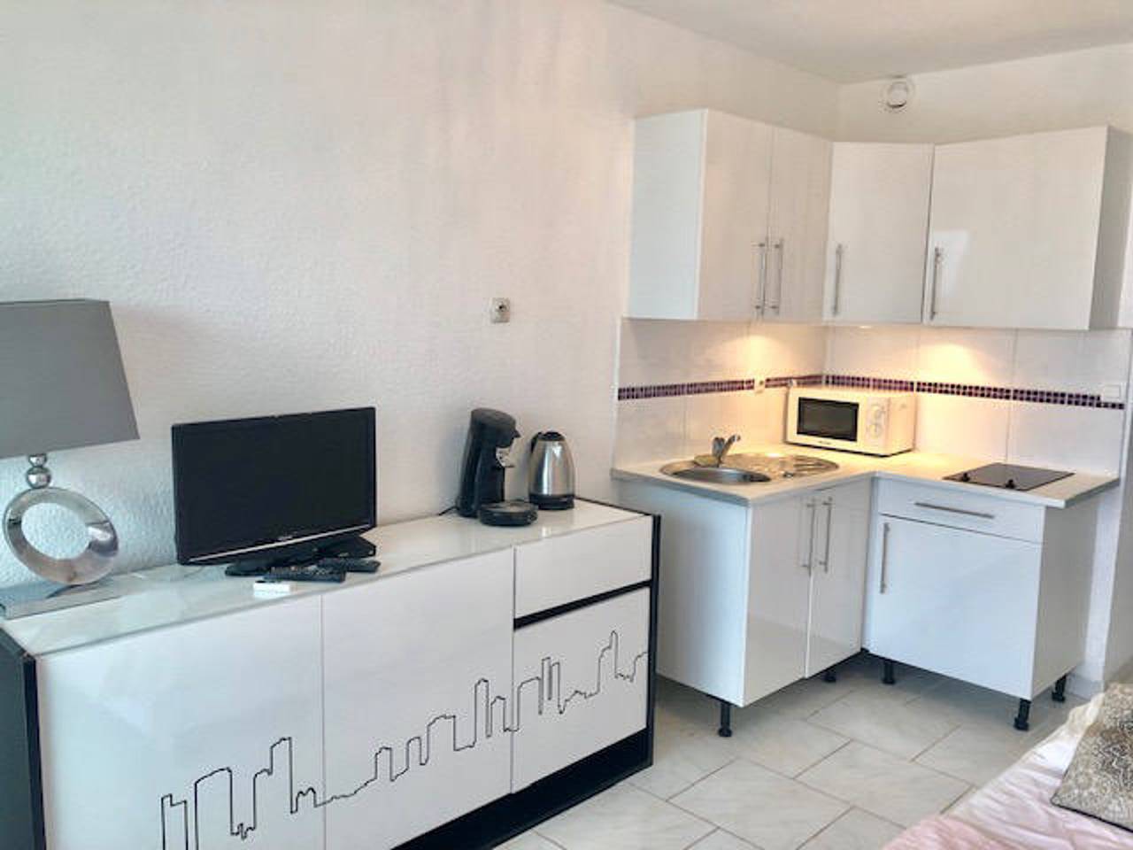 Entire studio, Studio for 2 with parking in Cap d'Agde, balcony, sea in Cap d'Agde, Agde