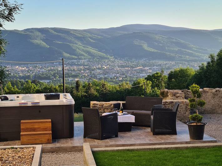 Gîte pour 4 personnes, avec jardin ainsi que terrasse et jacuzzi à Pont-de-Larn