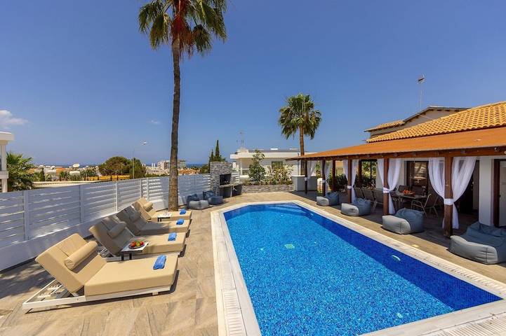 Bungalow für 12 Personen, mit Garten und Balkon sowie Pool auf Zypern