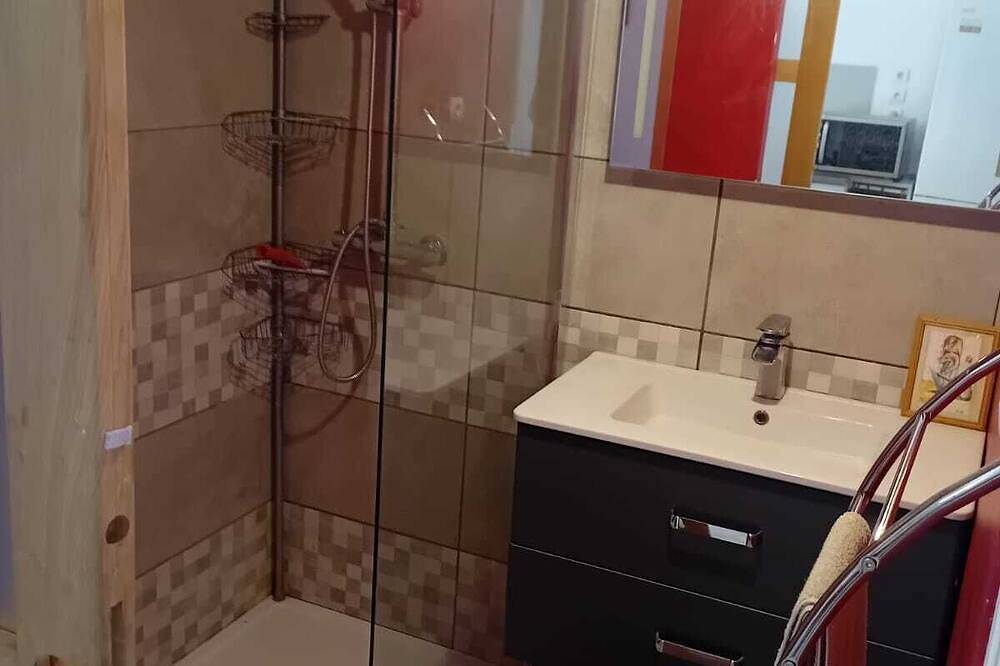 4 kilometers from town center, country house, parking, terrace in Castres, Castres region