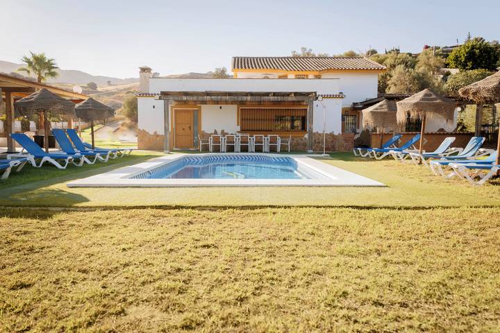 Casa rural para 18 personas, con jardín en Valle del Guadalorce - 2
