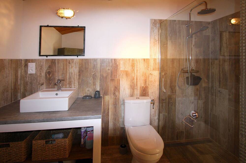 Gite l'Atelier avec piscine et wifi inclus in Saint-Victor-la-Coste, Région de Nîmes