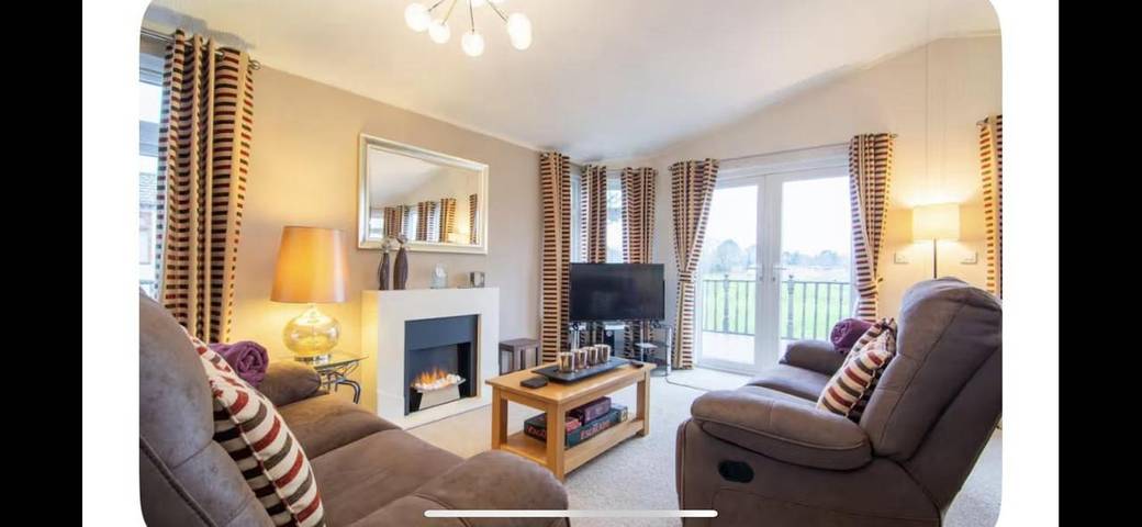 Holiday rental for 4 people, with Balcony and Hot tub as well as Terrace and Pool in Cambridgeshire