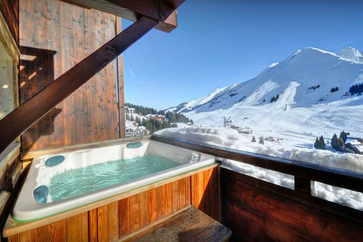 Chalet pour 13 personnes, avec Balcon et Jacuzzi ainsi que Terrasse et Jardin à Manigod