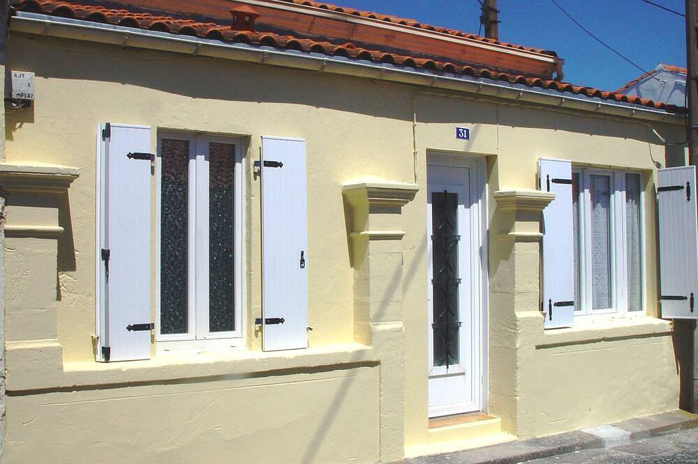 Ancienne maison de pêcheur rénovée, au Pays de Fort Boyard, proche bord de mer in Port-des-Barques, Région de Rochefort