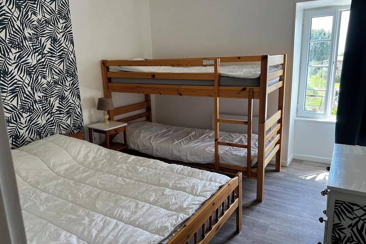 Location de vacances pour 13 personnes, avec terrasse à La Réorthe - 2