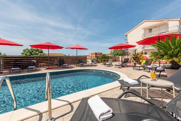 Villa pour 16 personnes, avec piscine ainsi que terrasse et sauna à Turanj