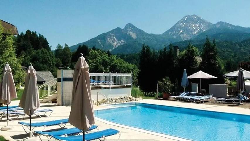 Ferienwohnung für 4 Personen, mit Balkon und Terrasse sowie Garten und Pool in Faak am See