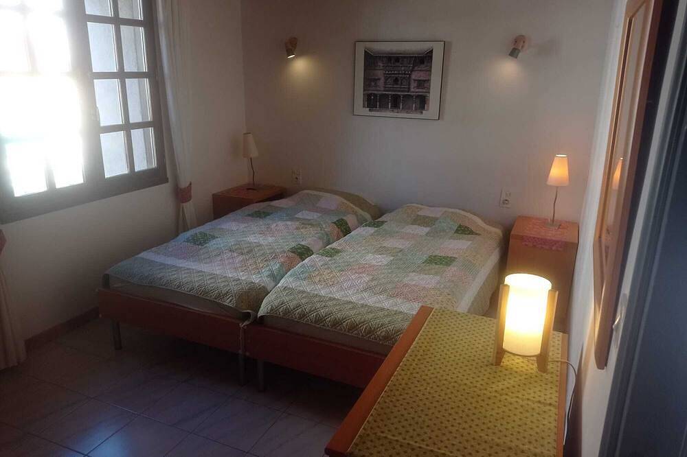 On holiday with the dog? House with enclosed garden in the center of Roquebrun. in Roquebrun, Béziers en omgeving