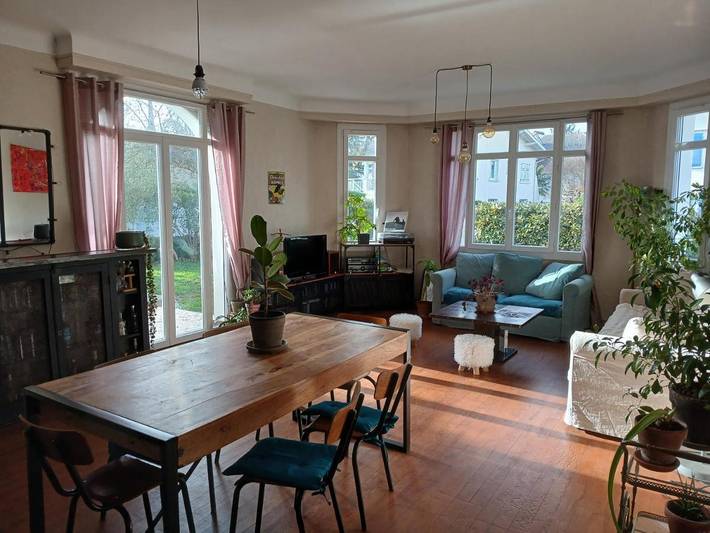 Location de vacances pour 8 personnes, avec piscine et jardin, adapté aux familles à Jurançon