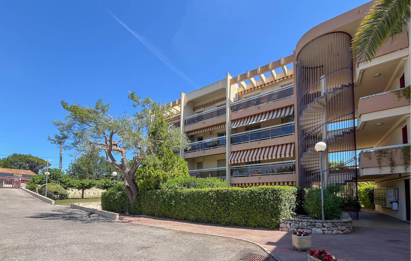 Apartamento vacacional entero, Acogedor apartamento con terraza y aparcamiento, a 2 km de Plages du Soleil in Golfe-Juan, Vallauris