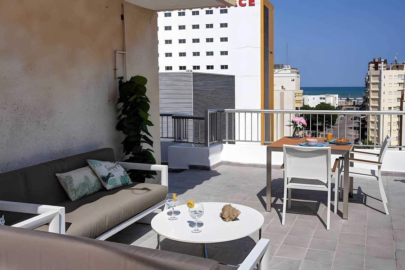 Entire apartment, Apartment 'Terrazas Playa Gandia' with Sea View, Wi-Fi and Air Conditioning in Playa de Gandía, Costa de Valencia