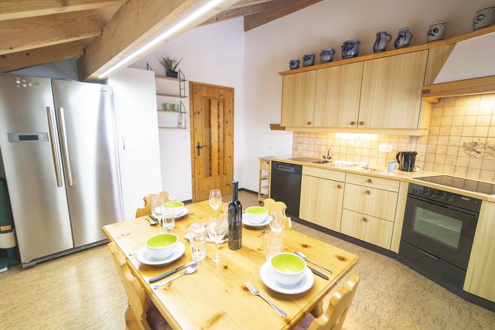 Ganze Wohnung, Chasa sur Chafarrer: Liebenswerte 2.5-Dachwohnung in Guarda. in Guarda Staziun, Guarda