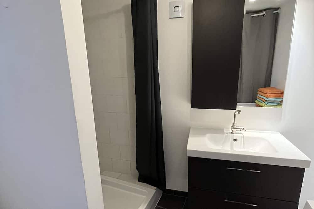 Apartamento entero, Alquiler-Clásico-Baño privado con ducha-Vista al Jardín-Chez Polo in Saint-Denis, Sena-Saint Denis