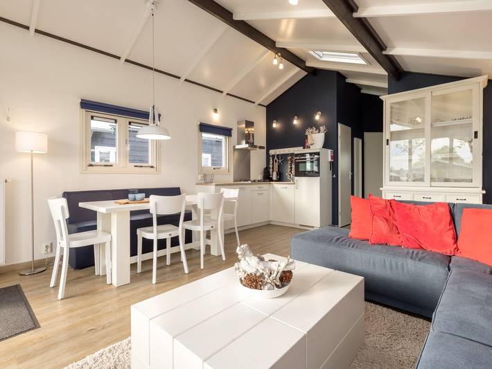 Modern water cottage with microwave, in the Sneekermeer area in Friesland