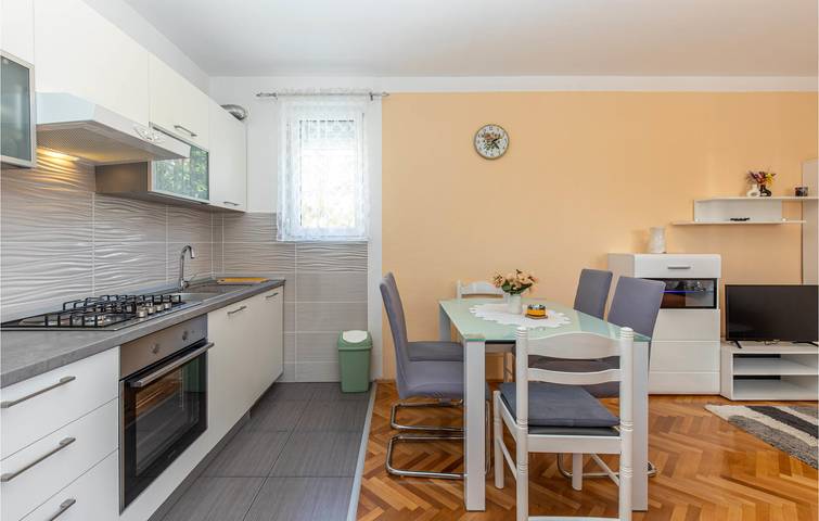 Ganze Ferienwohnung, Apartment mit Meerblick und Terrasse: 2 km zum Strand, Parkplatz & WLAN in Crni molo, Crikvenica