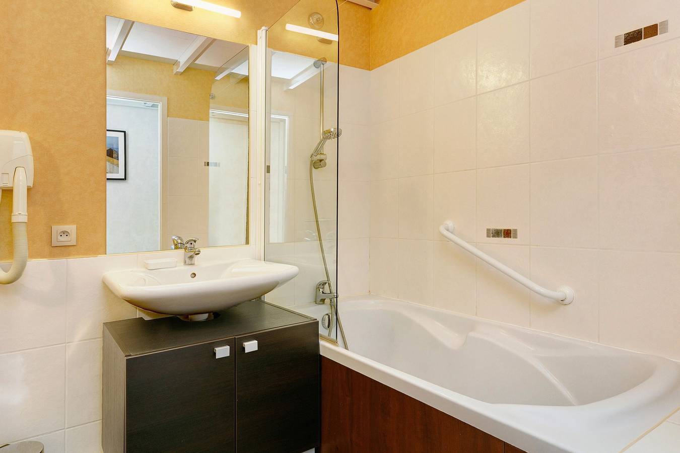 Appartement entier, Appartement belle vue sur mer, piscine partagée et balcon privé in Le Croisic, Côte d'Amour