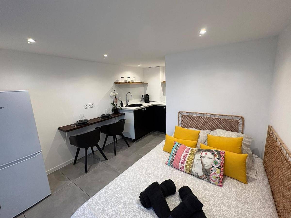 Appartement entier, One-Bedroom Apartment in Aimargues, Côte méditerranéenne (France)