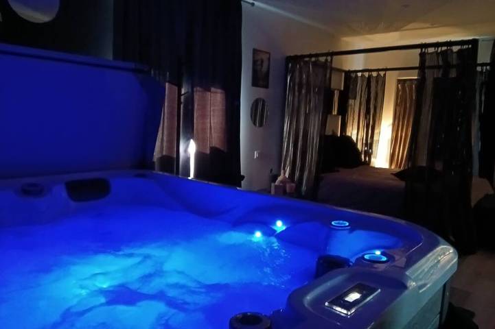 Location de vacances pour 2 personnes, avec Balcon et Jacuzzi ainsi que Jardin et Sauna à Saint-Pois