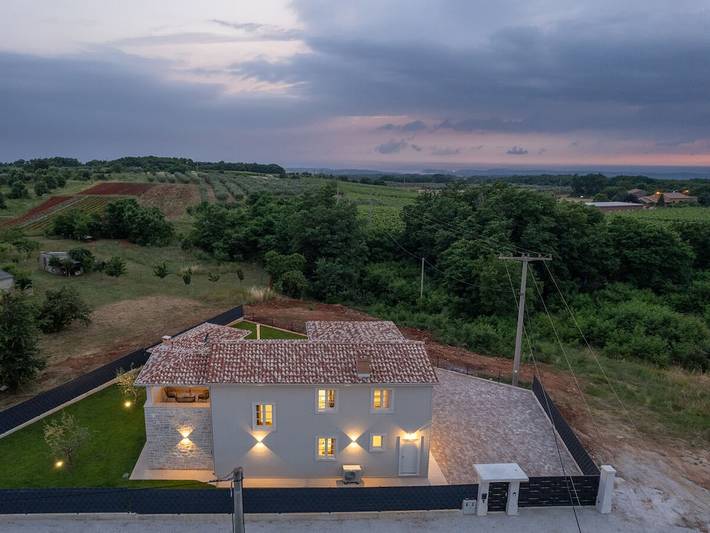 Ferienhaus für 8 Personen, mit Balkon und Terrasse sowie Garten und Pool in Kastelir - 2