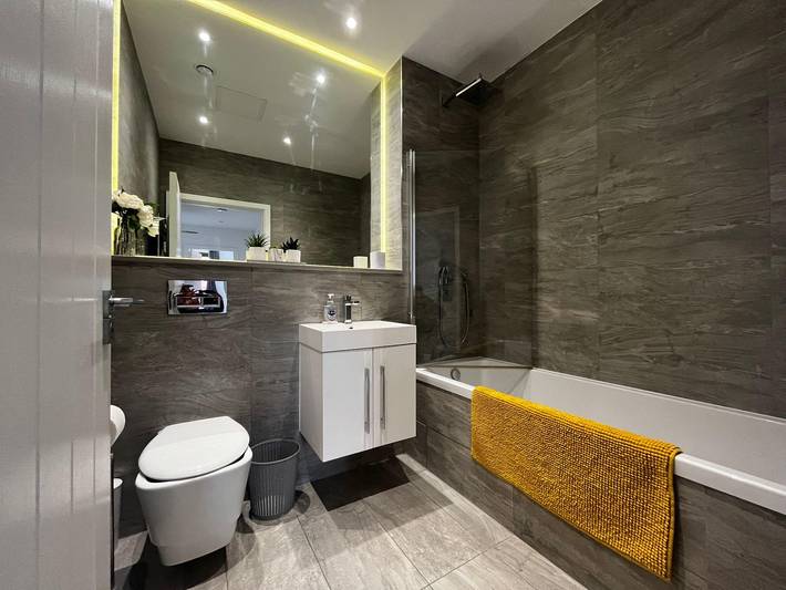 Entire holiday apartment, Grosvenor Rd - 2-Bedrooms - Sleeps 5 - Parking in Hertfordshire