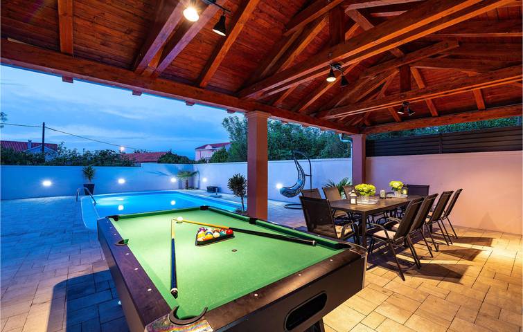 Charmant appartement de 2 chambres avec piscine et terrasse, à 900 m de la plage in Nin, Région de Zadar