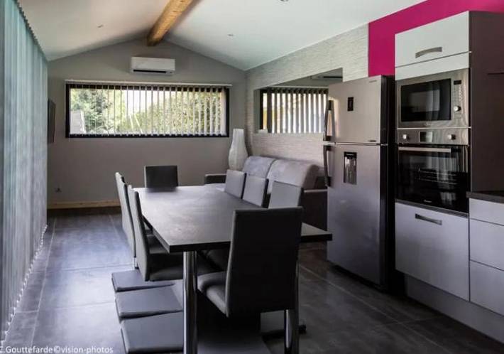 Gîte pour 6 personnes, avec vue ainsi que piscine et terrasse à Tossiat