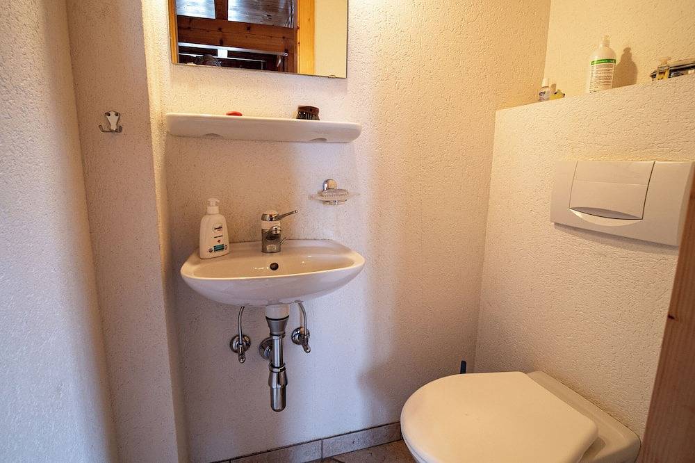 Chalet for 6 people: 1 double bedroom - 2 bedrooms with bunk beds - bathroom with Wc - shower room - in Grimentz, Anniviers