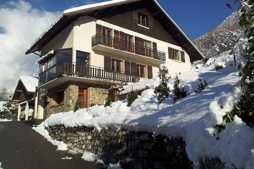 Entire apartment, 20 m2 studio ideal for a spa treatment in Brides or skiing in the 3 valleys in Salins-les-Thermes, Les Trois Vallées