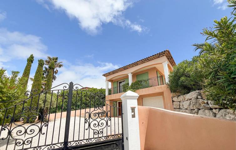 Location de vacances pour 12 personnes, avec jardin ainsi que terrasse et piscine dans Golf Bluegreen Sainte-Maxime