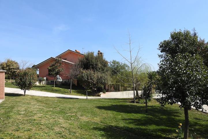 Ferienhaus für 4 Personen, mit Garten in Fara in Sabina