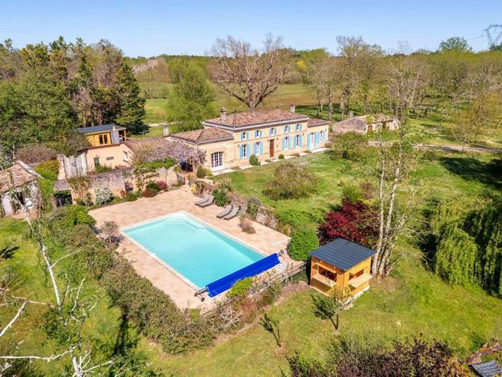 Location de vacances pour 14 personnes, avec jardin et sauna ainsi que piscine et vue à Saint-Savin (Gironde)