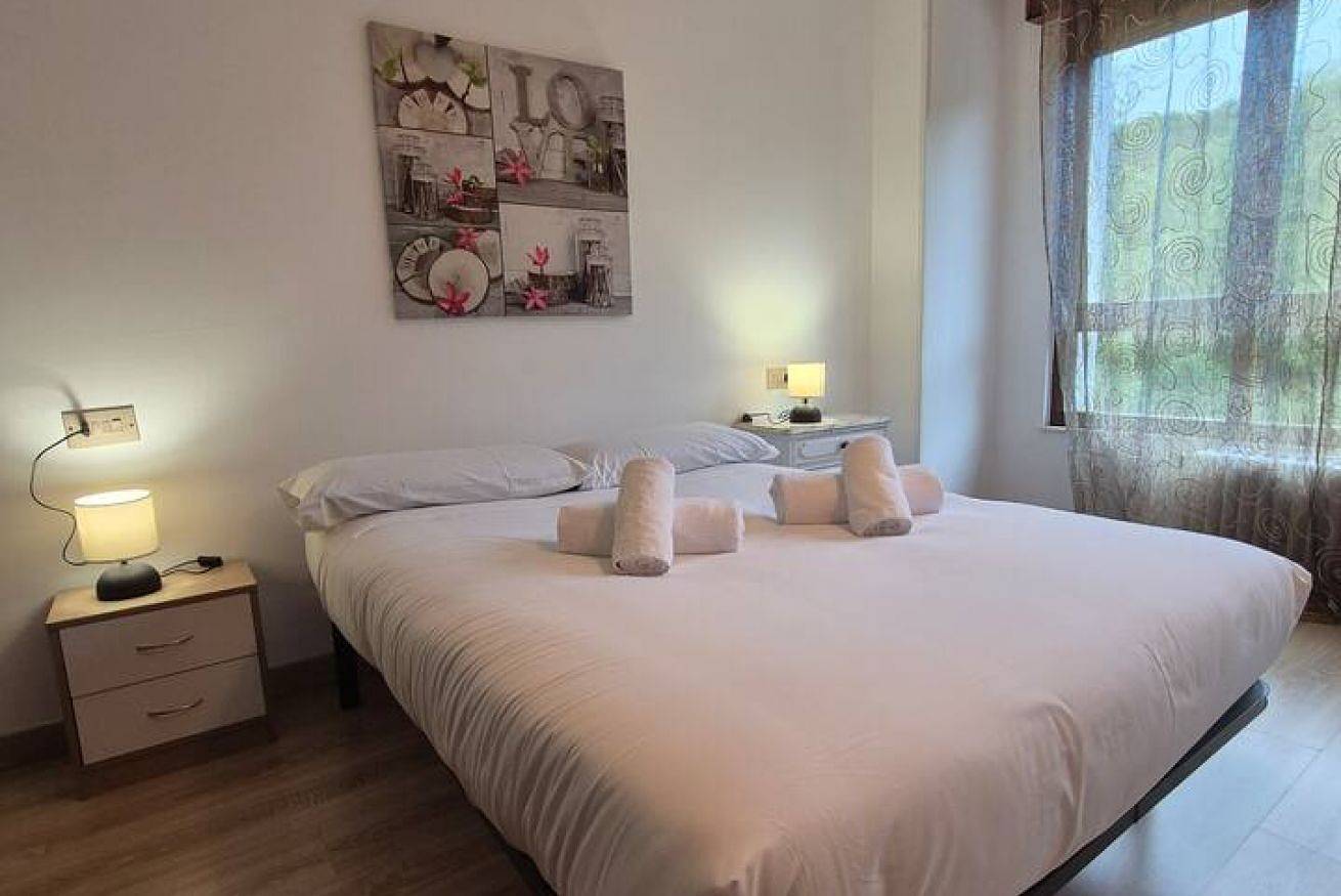 Ganze Wohnung, Charming Apt w/ Full Kitchen & Wi-Fi, Near Attractions in Langreo, Cordillera Cantábrica