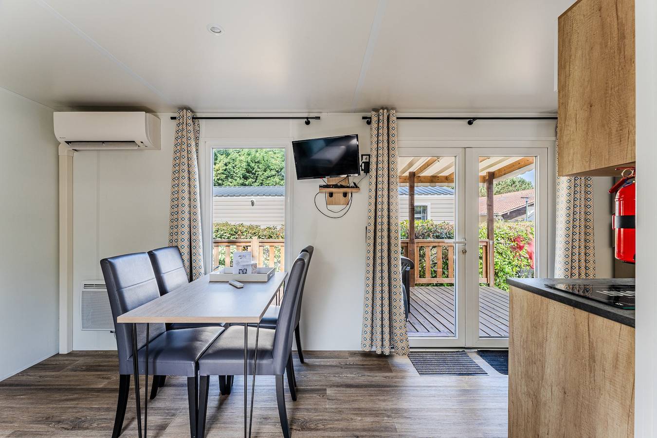 Mobile Home '4 Personnes, Climatisé' avec piscine partagée, terrasse privée et climatisation in Gastes, Côte d’Argent