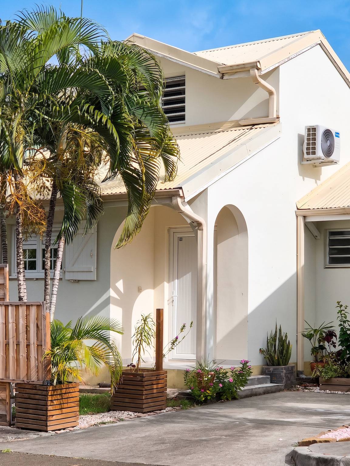 Charmantes Haus in Sainte-Anne mit Holzpergola und Garten. in Sainte-Anne, Martinique