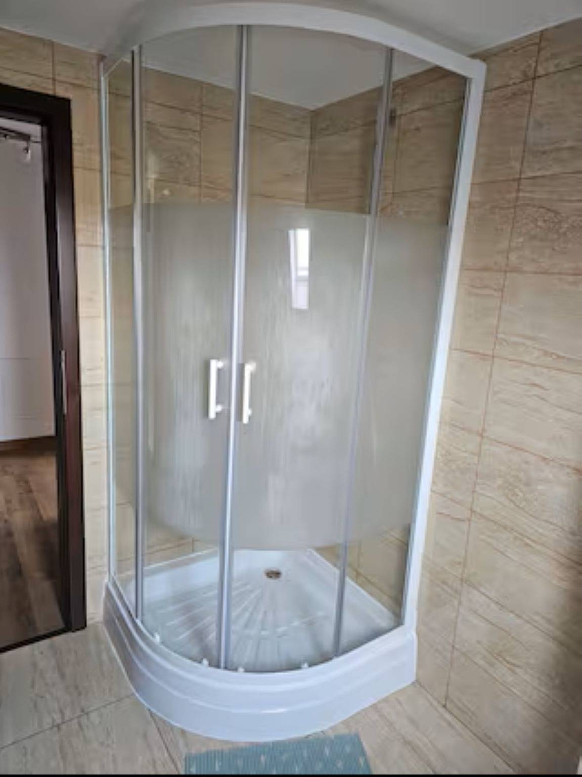 Ganze Ferienwohnung, Schöne Vollausgestattete Monteurs- Gästewohnungen / 6103 in Leuna, Saale-Unstrut
