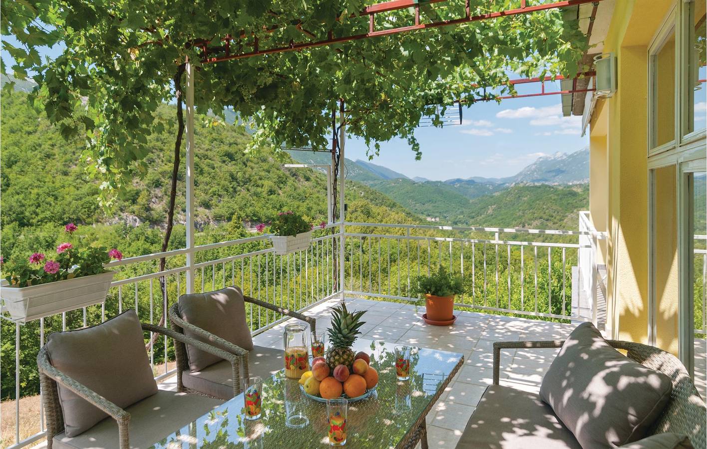 Ganze Ferienwohnung, Gemütliche 1-Zimmer-Wohnung mit Terrasse in der Nähe des Flusses Cetina und lokaler Sehenswürdigkeiten in Slime, Dalmatinisches Zagora