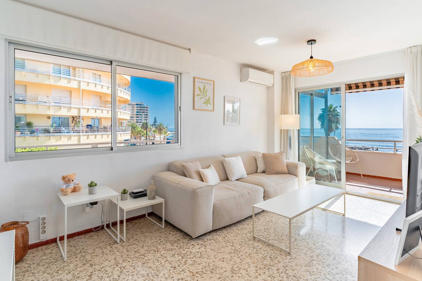 Apartamento entero, Apartamento 'Mormor' con vistas al mar, Wi-Fi y aire acondicionado in Los Boliches, Fuengirola