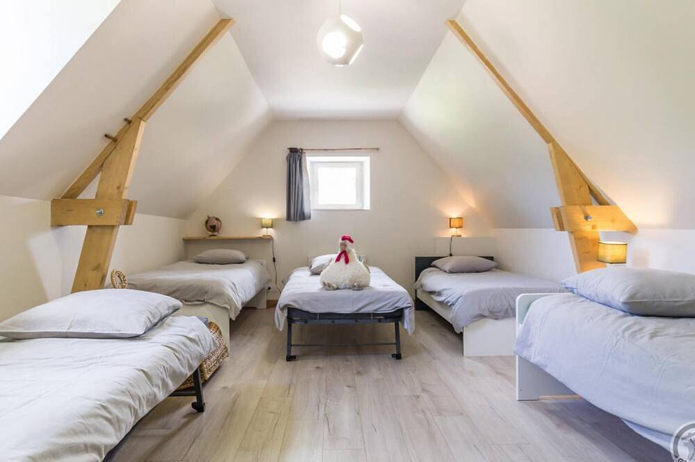 Maison conviviale avec jardin, 4 chambres, accès Pmr, près d'un cours d'eau in Les Moitiers-d'Allonne, Côte de la Déroute