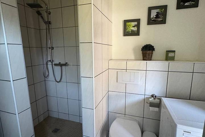 Ganze Wohnung, Fewo Holzmichel_Terrasse_2Sz_4 Erw.+1K (2J.) - Ferienwohnungen im Haus Waldstück in Lärz, Müritz
